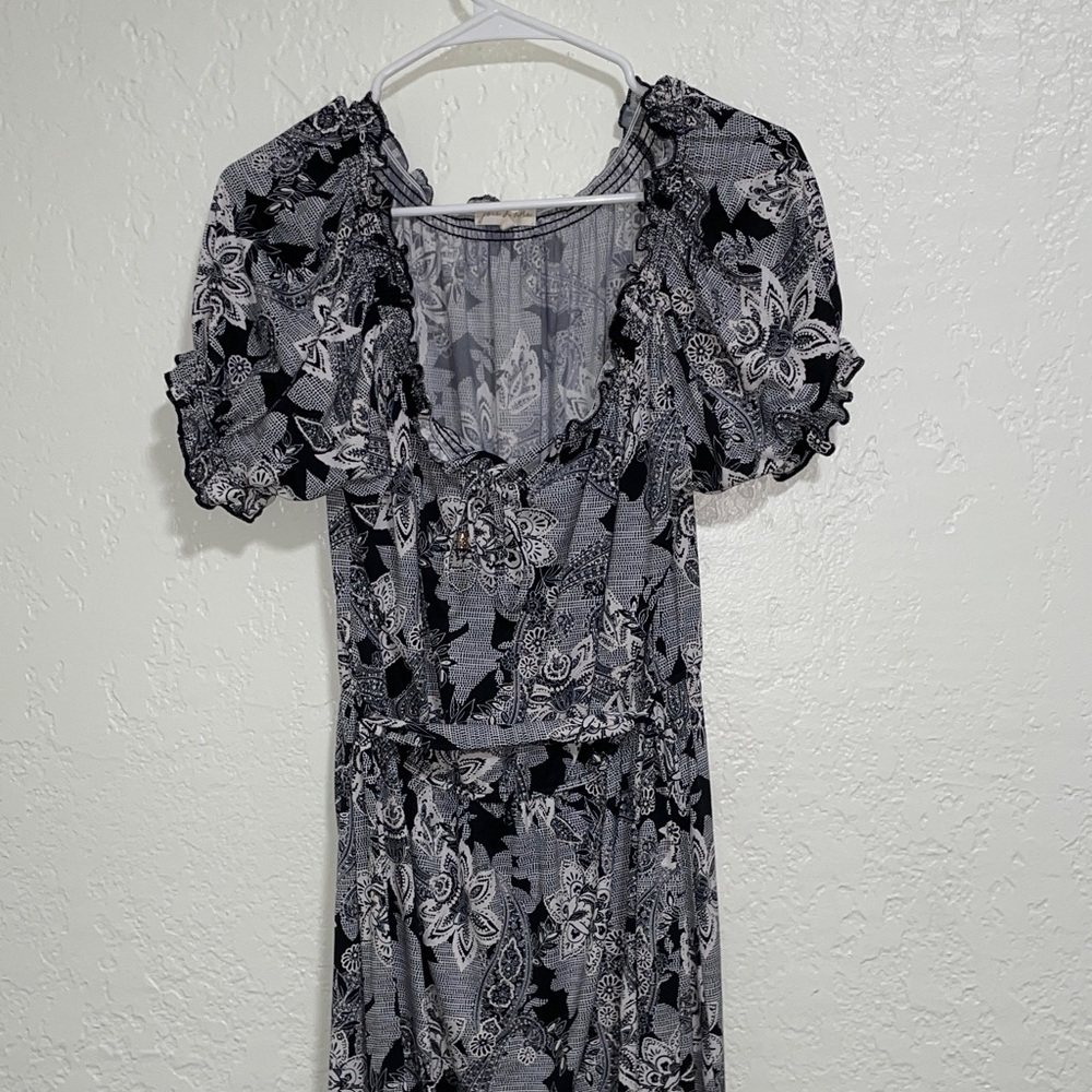 Black & White Floral Puff-Sleeve Midi Dress by